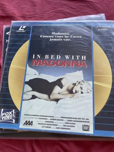 Madonna bed with - -,