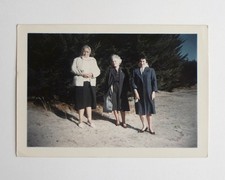 3 amies grand-mère posent plage lumière - Photo vintage snapshot