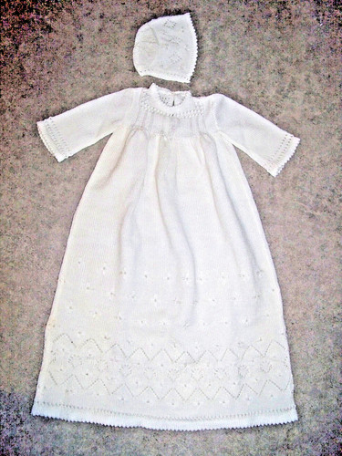 Une robe baptême avec - une,