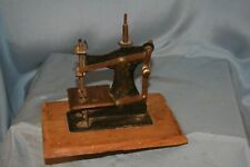 jouet machine à coudre à manivelle en métal ancienne pour poupée  SMJ déposé **.