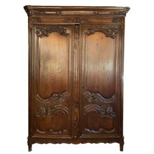 Armoire en chêne sculpté à décor de feuillages et de fleurs, fin XVIIIe