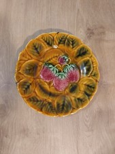ASSIETTE ANCIENNE BARBOTINE FRUIT FRAISE RELIEF signé SARREGUEMINES époque 1973