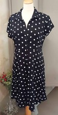 robe noire à pois blancs