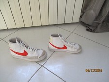 une paire de Nike mixe TBE T38