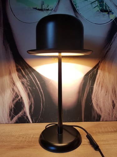 Jolie lampe a - a, poser