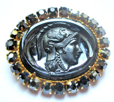 Ancienne broche couleur or camée de verre soldat antique fabuleux bijou vintage