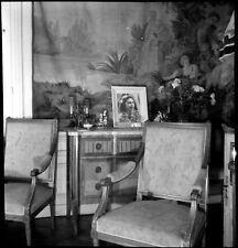 Intérieur appartement mobilier portrait tapisserie ancien négatif photo an. 1950