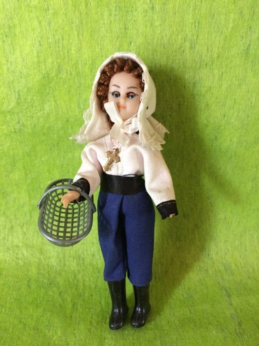 Poupée folklorique - ,