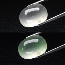 Opale hyalite d Australie en cabochon ovale de 6,11Cts (change de couleur)