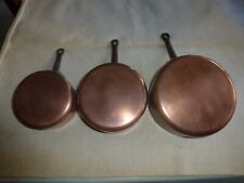 SERIE DE TROIS CASSEROLES EN CUIVRE