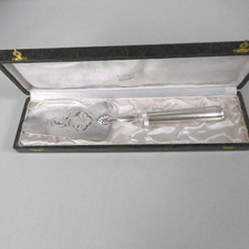 pelle a tarte en metal argente ajouré