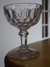 BACCARAT 1 ANCIEN VERRE A LIQUEUR CRISTAL TAILLER MODELE JUVISY ht 7,2 cm défaut