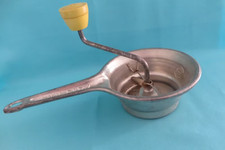 Ancien   moulin à légumes en