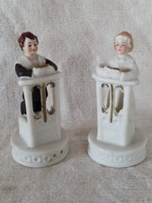 Biscuits de porcelaine, couple de communiants agenouillés