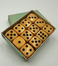 jeu de  12 dés anciens dans
