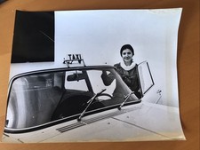 PARIS - TAXI - CHAUFFEUSE -   VINTAGE- PHOTO DE PRESSE ORIGINALE 21x27cm