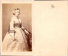 CDV Femme mûre avec une superbe robe en moire claire, circa 1865 Vintage CDV alb