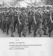 Armée Philipine défile , nouvelle Constitution Général Fidel Ramos 