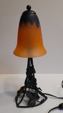 Lampe de table art déco en fer forgé martelé et pâte de verre signée Daum