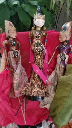 Trois anciennes marionnettes