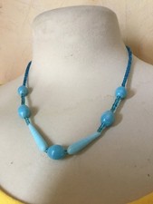 Ancien collier pâte de verre turquoise 45 cm en très bon état.