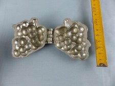 Ancien moule chocolat glace massepain en étain , grappe de raisin