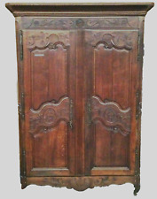 armoire en chêne massif  finement sculptées porte deux panneaux . XVIII siècle .