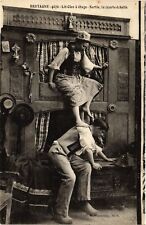 CPA AK Folklore Bretagne Lit-Clos a étage Sortie la courte-échelle (699057)