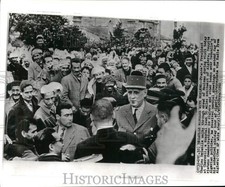 1960 Press Photo Crowd greets