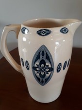 broc à eau d'un service de toilettes en faience de Longchamp