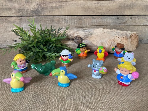 726 lot 11 - 11, figurines