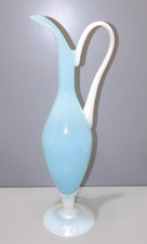 -BELLE AIGUIERE VERRE OPALIN LAITEUX BLEU ANSE & PIED OPALINE BLANCHE XXe   D