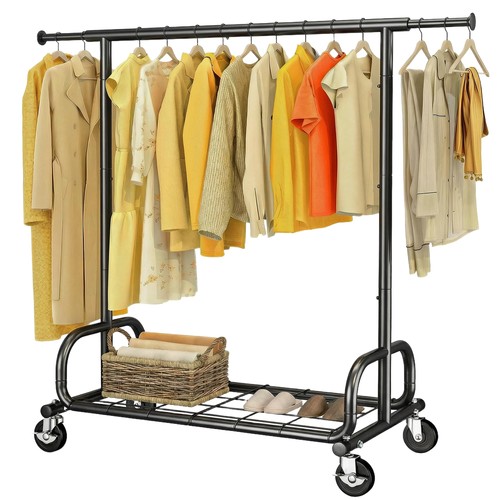 Portant vêtements sur - à,