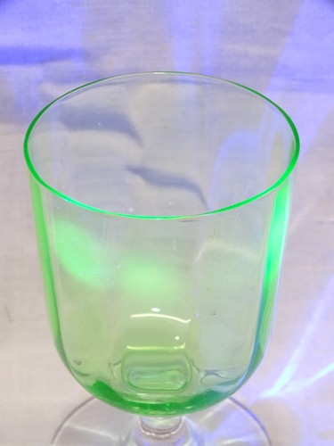 Joli verre pied - pied, ouraline