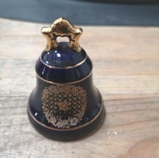 PETITE CLOCHE EN PORCELAINE BLEU SÈVRES AVEC  MOTIF FLORAL MARQUE CASTEL FRANCE