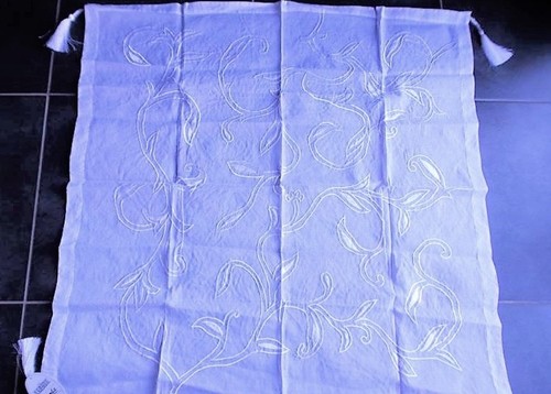 Nappe carrée voilage brodé