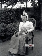 Jeune femme, chat, costume