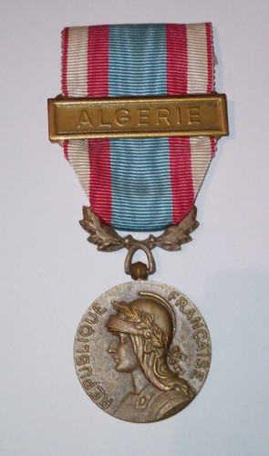 Décoration médaille - -,