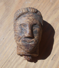 Une  Petite Tête Sculptée en