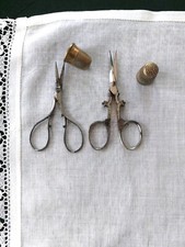 NÉCESSAIRE COUTURE-ANCIEN  Dés et  2 PAIRES DE CISEAUX