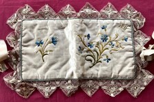 Ancienne pochette à mouchoirs en soie brodée de bleuets, monogramme AB, XIXe