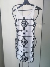 Robe H&M blanche, impressions noires devant, sans manches, taille S, TBE