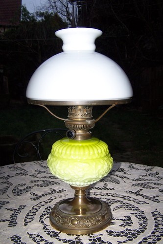 Ancienne lampe pétrole en - à,