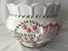 CACHE POT EN CÉRAMIQUE BLANCHE ÉMAILLÉE À DÉCOR FLORAL PEINT À LA MAIN