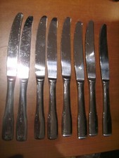 Ensemble de 8 couteaux de table en inox. Longueur : 24,1 cm - TBE