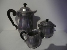 service ; café en étain  ; 3 pièces , cafetière , pot a sucre , pot a crème  