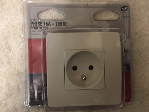 Prise électrique murale - prise,