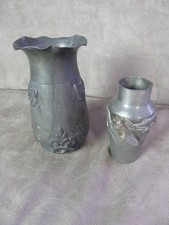 DEUX PETITS VASES en étain