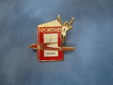 Pin's VANDYSTADT  . Sportives. FUJIJ .éditions .ROUGE  .ARTHUS BERTRAND..