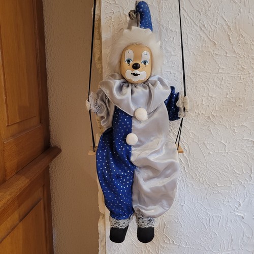 Pierrot sur balançoire - sur,